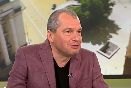 Тошко Йорданов: Решението за изгонването на руските дипломати е лично на Кирил Петков