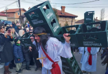 Поделени мислења: Некои ја оправдуваат, но повеќемина ја критикуваат маската Исус и крстот од гајби – дали е претерано?