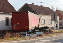 Има и ПОВРЕДЕНИ – Македонски камионџија влета во куќа, ситуацијата не е добра