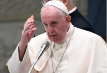 Сепак успеа: Папата Франциск во количка пристигна на Велигденското бдение