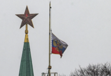 (ФОТО) Знамиња на половина копје: Ден на жалост во Русија по терористичкиот напад во Москва