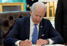 Бајден ја потпиша помошта за Украина
