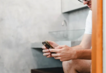 ВАЖНО: Зошто никогаш не треба да користите мобилен телефон додека сте во тоалет?