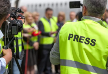 Лош почеток на кампањата: Нападната телевизиска екипа на митинг на една од партиите – ова се деталите