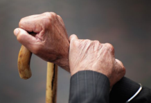 На сила го однела невенчаниот сопруг (87) на нотар за да и го препише имотот