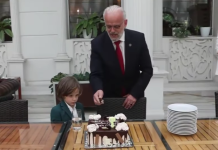 (Видео) Џафери наполни 62 години – На тортата напишано „ Среќен роденден премиере“