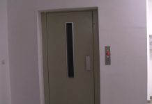 ОБНОВЕНО: Лифтот во кој се заглави екипа на Брзата помош паднал од приземје во подрумот, пациент немало внатре