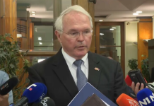 Амбасадорот Хил во Србија: САД не ги одобруваат или координираат потезите на Приштина
