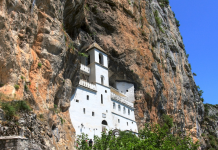 Го посетив Острошкиот манастир за да и помогнам на мајка ми – се случи чудо