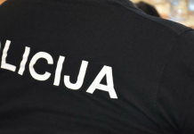 Ја покажал значката, и наредил на девојката да влезе во неговиот автомобил, а потоа полицаецот побарал..