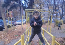 ФОТО: Исчезна момчето на сликата – родителите го бараат повеќе часа, доколку имате информација споделете