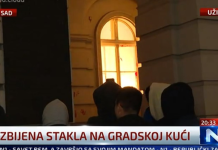 (Фото/Видео) Искршена и запалена Градската куќа во Нови Сад