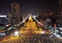 Немири во Нови Сад – река од народ на улиците: Се бара виновниците за смртта на 14 луѓе да одговараат