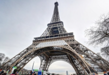 Ајфеловата кула во пламен: Евакуирани 1.200 луѓе!