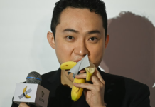 Џастин Сун конечно ја изеде бананата што ја плати 6,2 милиони долари