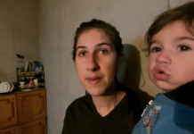 Суада се породила во гаражата во која живее без вода и струја, а често останува и без леб