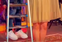 (ВИДЕО) Познатиот македонски пејач се качи на скала за да не се посрами од колешката, па отпејаа во дует