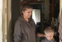 Весна од Скопје и нејзиниот син Атанасиј: Стравуваме за нашите животи, спиеме во влага и мувла