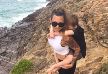 Мајчината љубов нема граници: Го носи својот болен син на грб и заедно патуваат низ светот