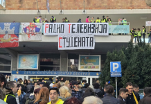 Зградата на РТС цел ден под блокада, студентите се слушаа и за време на централниот дневник