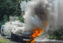 Момче живо изгоре во БМВ поради невремето во Германија- девојката попусто се обидувала да го спаси