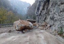 Лошата вест брзо се прошири, за жал има загинати: Камен падна врз автомобил, загина лекарка од Сараево