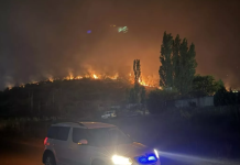 (ВИДЕО) Вечерва нема да спијат: Огнот е на неколку метри од куќите – овој град во Македонија е под голем стрес