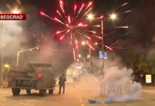 (ВИДЕО) Србија е на раб од граѓанска војна: Претепани лица се влечат од други – полицијата мирно гледа и стои