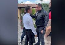 Снимка како мафијаш удира шамари на келнер пред ресторан ги шокираше сите