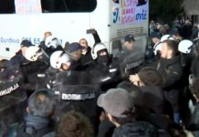 Болно за гледање: Полицаец ја удира и влече за коса девојка пред студенти и граѓани