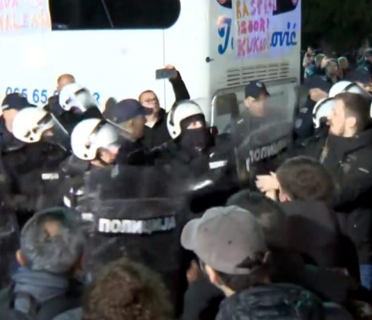 Болно за гледање: Полицаец ја удира и влече за коса девојка пред студенти и граѓани