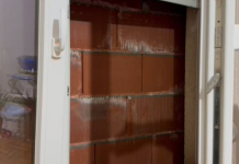 Тетовчанка остана без дневна светлина, соседот изградил зграда веднаш до прозорот – општина Тетово вели документацијата е ВО РЕД!