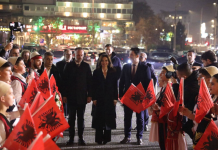 Пречек на албанска министерка во Скопје без македонски државни симболи