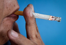 МАКЕДОНИЈА ВО ШОК: Мајка гасела цигари на голи тела на своите деца од 2 ипол и 4 години