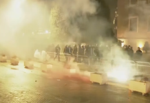 (ВИДЕО) ВО ЖИВО: Гори Тирана – пожарна на терен, молотови коктели на сите страни, огномет, врие од полиција