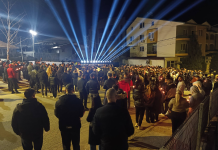Во Кочани никој не спиеше: Голем број граѓани се собраа пред дискотеката „Пулс“