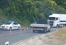 Тешка сообраќајна несреќа ја потресе Македонија: Се судрија патничко возило и камион